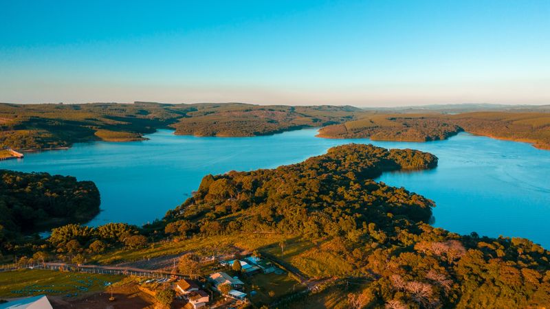 Represa entre ilhas de mata no fim de tarde