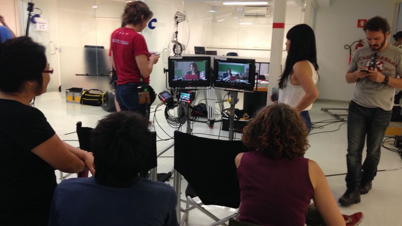 Equipe acompanha a cena nos monitores do set